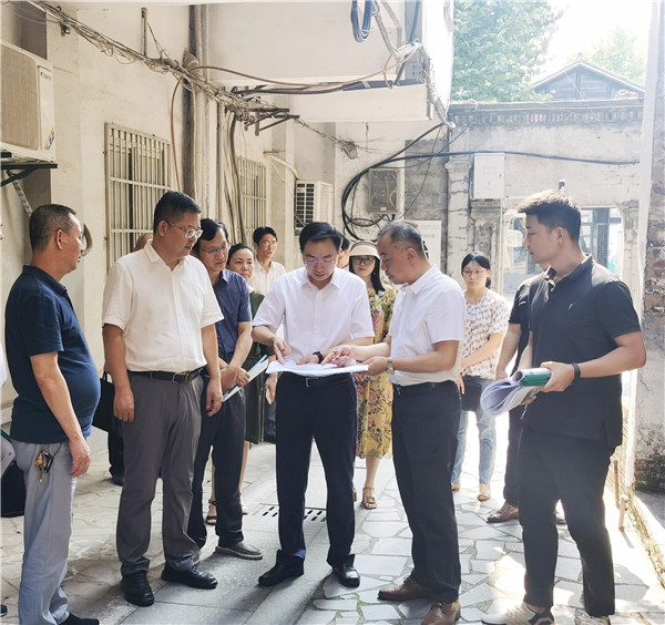 市委常委鄧永翔到御窯景巷歷史文化街區(qū)調研里弄保護與利用工作