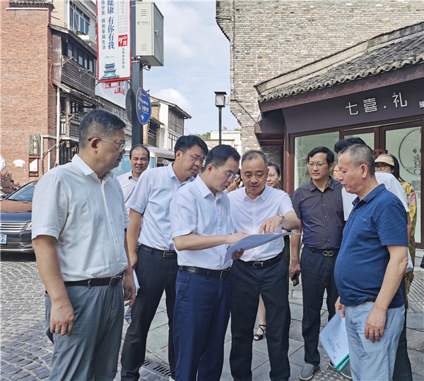 市委常委鄧永翔到御窯景巷歷史文化街區(qū)調研里弄保護與利用工作