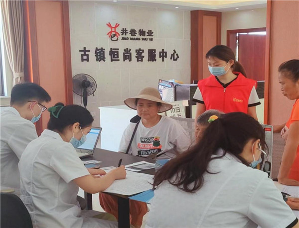 免費(fèi)體檢進(jìn)小區(qū)，熱心服務(wù)暖人心