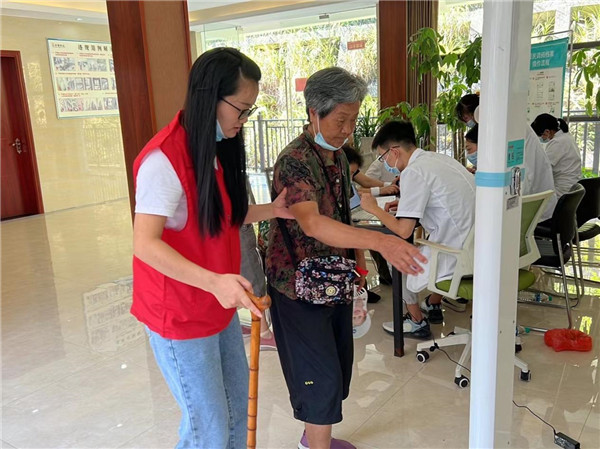 免費(fèi)體檢進(jìn)小區(qū)，熱心服務(wù)暖人心