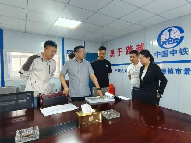 市古鎮(zhèn)投資公司黨總支書記、董事長(zhǎng)周長(zhǎng)根帶隊(duì)調(diào)研古鎮(zhèn)學(xué)府小區(qū)建設(shè)項(xiàng)目